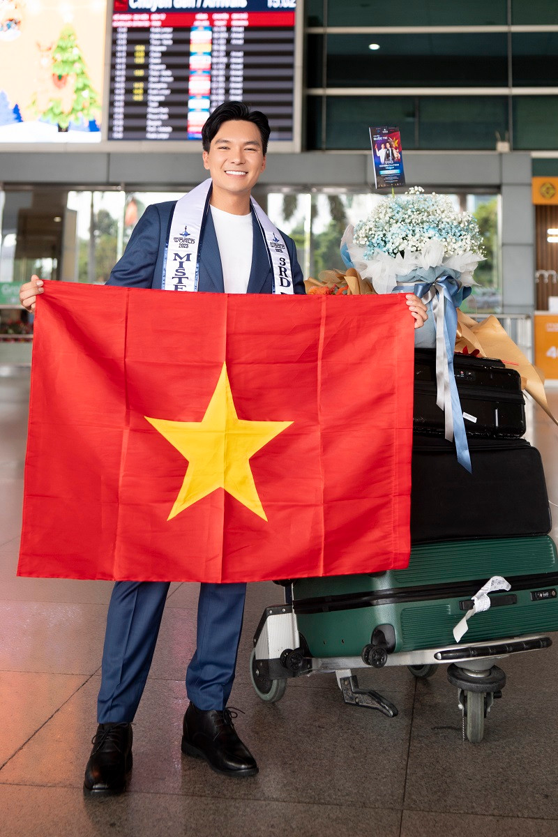 Mới đây, tân Á vương Du lịch Thế giới 2023 Quốc Trí đã đáp chuyến bay từ Brazil về sân bay Tân Sơn Nhất, kết thúc hành trình thi Mister Tourism World 2023. Tại sân bay anh xuất hiện trong bộ vest xanh lịch lãm, đầy thu hút.