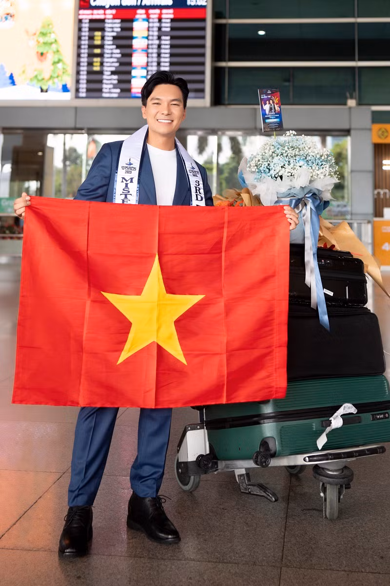 Mới đây, tân Á vương Du lịch Thế giới 2023 Quốc Trí đã đáp chuyến bay từ Brazil về sân bay Tân Sơn Nhất, kết thúc hành trình thi Mister Tourism World 2023. Tại sân bay anh xuất hiện trong bộ vest xanh lịch lãm, đầy thu hút.