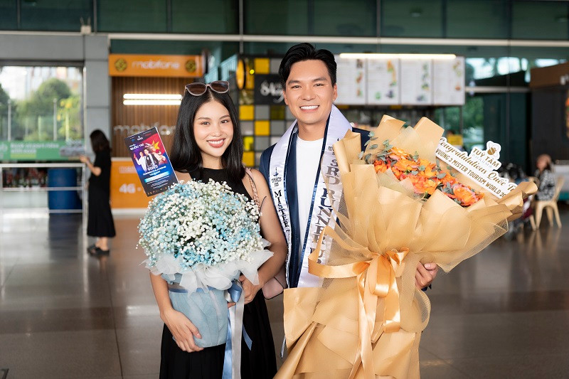 Á hậu Đại Dương Việt Nam 2023 Giang Thái cùng MC Hải Triều cũng có mặt để đón người bạn thân thiết về nước.