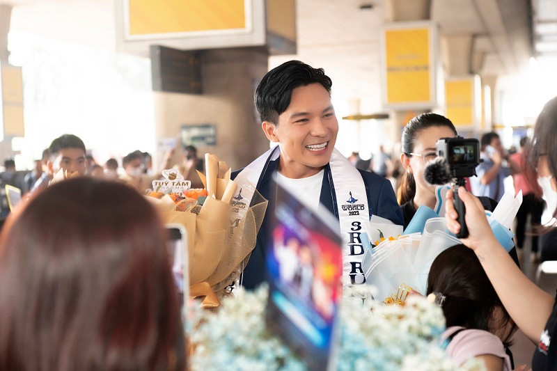 Á vương Quốc Trí cho biết, sau cuộc thi kết thúc ngày 4/12 tại Brazil anh vẫn phải tham gia các hoạt động, trả lời phỏng vấn truyền thông trong vai trò mới sau cuộc thi. Nôn nao được về nước sớm gần 10 ngày căng thẳng dự thi, Quốc Trí hạnh phúc khi có bố mẹ, người thân, bạn bè và người hâm mộ chào đón anh tại sân bay.