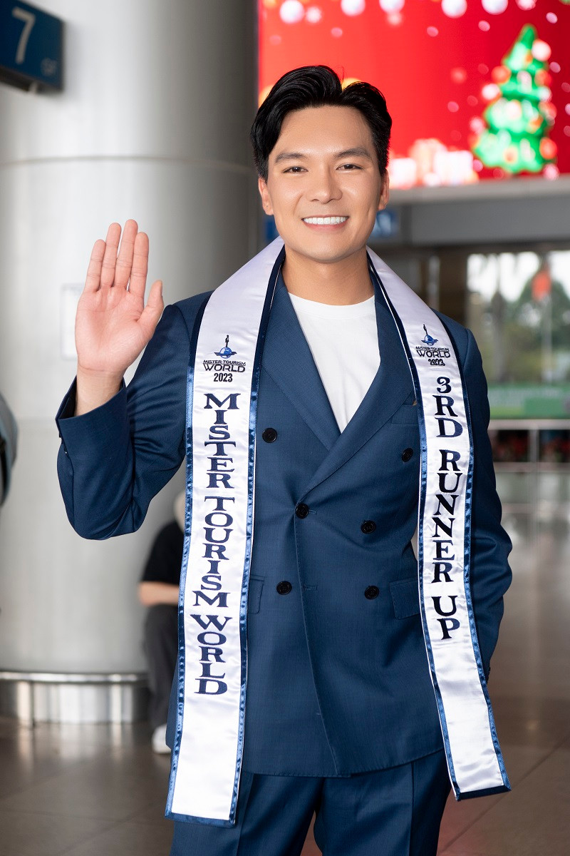 Trải qua 48 giờ bay, thiếu ngủ do bận rộn với lịch trình dày đặc cùng Top 5 tại Brazil sau cuộc thi, tân Á vương Quốc Trí vẫn rạng rỡ trước ống kính.