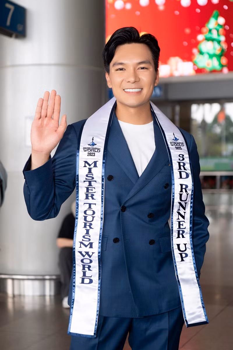 Trải qua 48 giờ bay, thiếu ngủ do bận rộn với lịch trình dày đặc cùng Top 5 tại Brazil sau cuộc thi, tân Á vương Quốc Trí vẫn rạng rỡ trước ống kính.