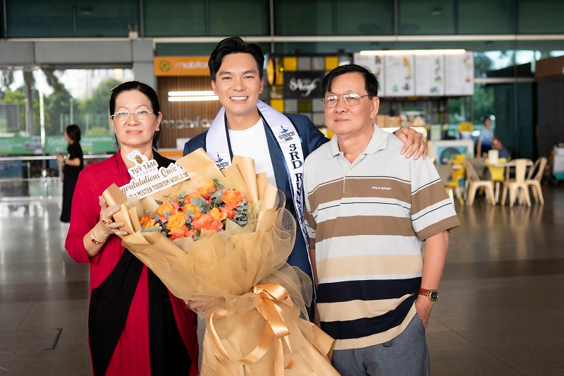 Bố mẹ nam á vương cho biết, họ luôn gọi điện hỏi thăm sức khỏe và động viên tinh thần con trai trong 10 ngày Quốc Trí ở Brazil. Quốc Trí nói, anh phấn chấn tinh thần khi gặp lại người thân. Anh hứa với bố mẹ sẽ nỗ lực hết mình ở cương vị mới.