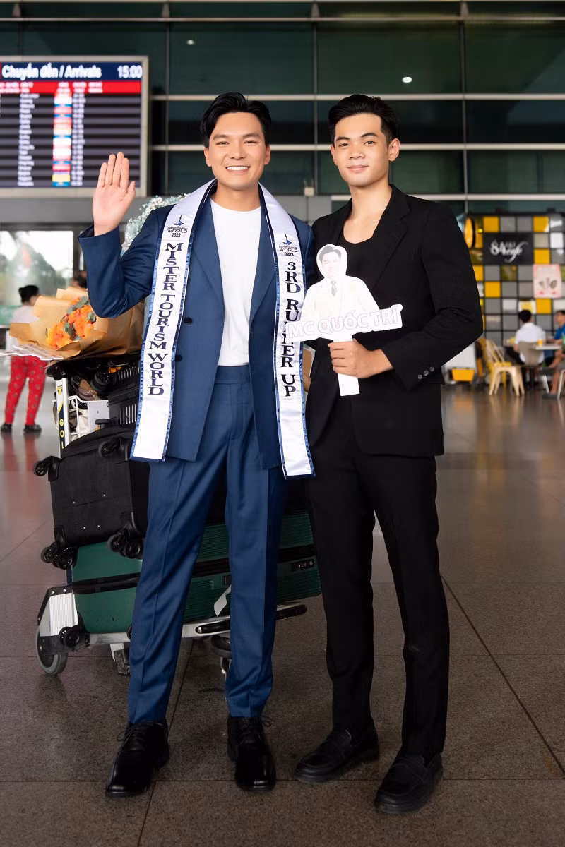 Quốc Trí nói: “Thực sự khi còn trên máy bay, tôi thấm mệt, chỉ ước sẽ được ngủ bù thật nhiều sau những ngày căng thẳng và một ngày hoạt động kín lịch từ sáng sớm cho tới khi lên máy bay, nhưng tôi đã rất bất ngờ, hạnh phúc, quên hết cả mệt mỏi khi được mọi người vất vả ra đón ở sân bay”.