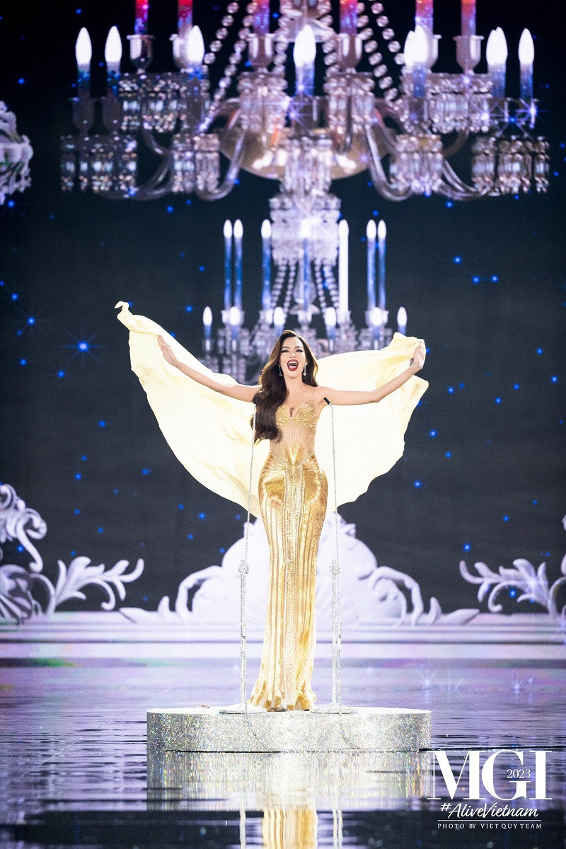 Trong đêm bán kết cuộc thi Miss Grand International 2023, đại diện Việt Nam - Hoa hậu Lê Hoàng Phương nhận được sự cổ vũ lớn từ khán giả. Cô chia sẻ: “Phương rất trân quý những tình cảm mà khán giả Việt Nam đã dành cho mình cũng như dành cho các đại diện khác tại Miss Grand International 2023. Nhiều cô gái đến từ những đất nước xa xôi, không có người đi theo cổ vũ. Tuy nhiên, lúc ngồi trong cánh gà, lắng nghe tiếng hò reo mà khán giả dành cho những thí sinh trước đó khiến Phương rất xúc động và tự hào. Những điều đó đã phần nào tiếp thêm động lực cho Phương cũng như tất cả thí sinh trong đêm thi bán kết vừa qua”.