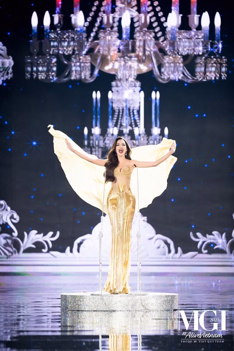 Trong đêm bán kết cuộc thi Miss Grand International 2023, đại diện Việt Nam - Hoa hậu Lê Hoàng Phương nhận được sự cổ vũ lớn từ khán giả. Cô chia sẻ: “Phương rất trân quý những tình cảm mà khán giả Việt Nam đã dành cho mình cũng như dành cho các đại diện khác tại Miss Grand International 2023. Nhiều cô gái đến từ những đất nước xa xôi, không có người đi theo cổ vũ. Tuy nhiên, lúc ngồi trong cánh gà, lắng nghe tiếng hò reo mà khán giả dành cho những thí sinh trước đó khiến Phương rất xúc động và tự hào. Những điều đó đã phần nào tiếp thêm động lực cho Phương cũng như tất cả thí sinh trong đêm thi bán kết vừa qua”.