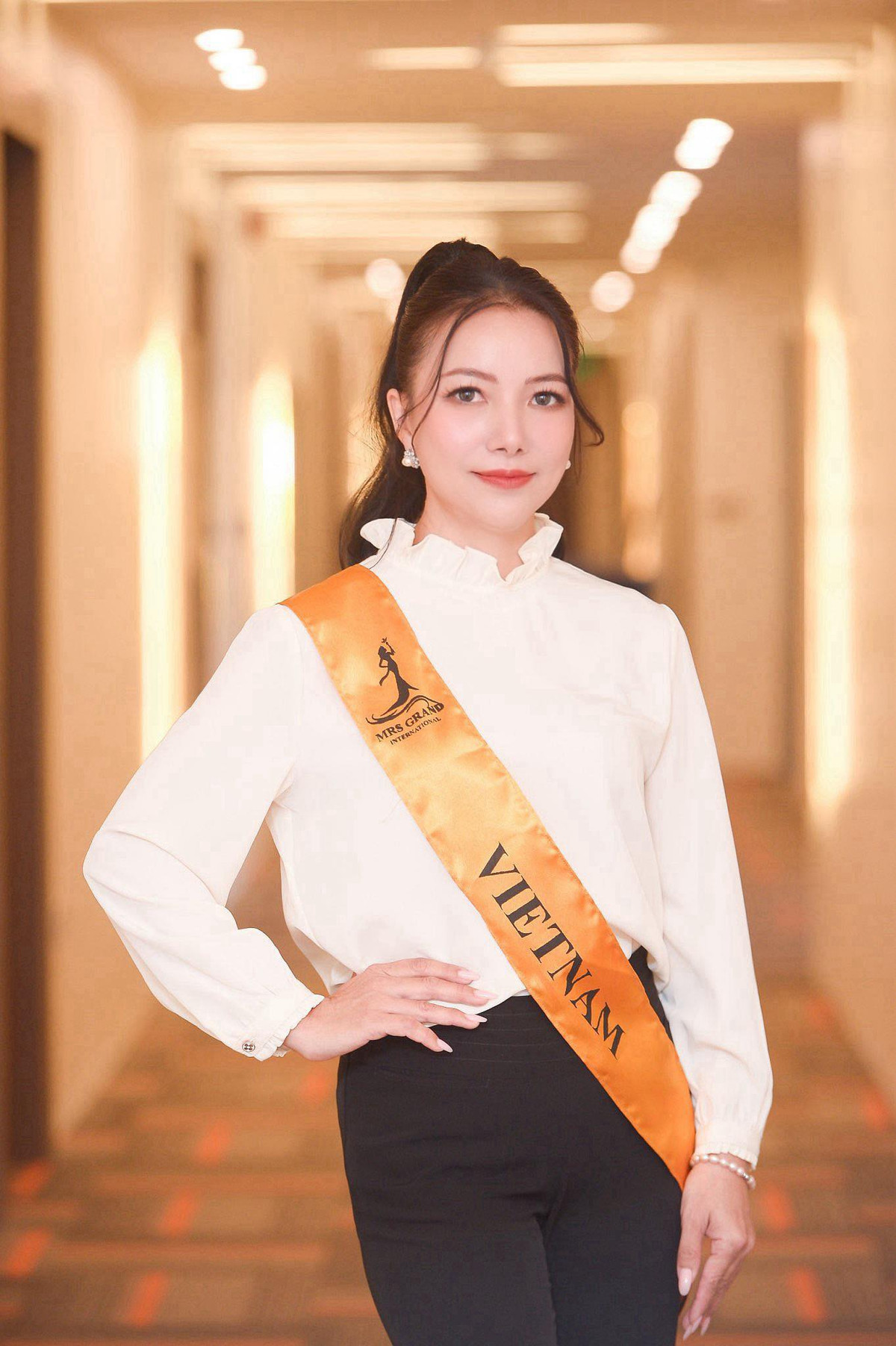 Minh Huệ chia sẻ: “Tôi đã được Hoa hậu đương nhiệm Mrs Grand International Phan Kim Oanh hướng dẫn và hỗ trợ hết lòng. Lần đầu tiên tham gia cuộc thi quốc tế, có nhiều nhan sắc xinh đẹp cũng khiến tôi khá e ngại. Tuy nhiên, Hoa hậu Phan Kim Oanh đã truyền cảm hứng cho tôi rất nhiều. Tôi chỉ có 1 tháng để chuẩn bị đến với cuộc thi. Và thật may mắn tôi đã giành giải á hậu 3. Với tôi, đây là kết quả vô cùng hạnh phúc”.