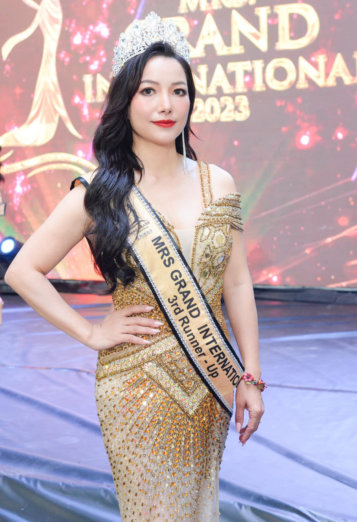 Được biết, Minh Huệ thông thoại 4 thứ tiếng: Anh, Pháp, Đức, Nga. Hiện cô đang làm phiên dịch viên và đầu tư kinh doanh.