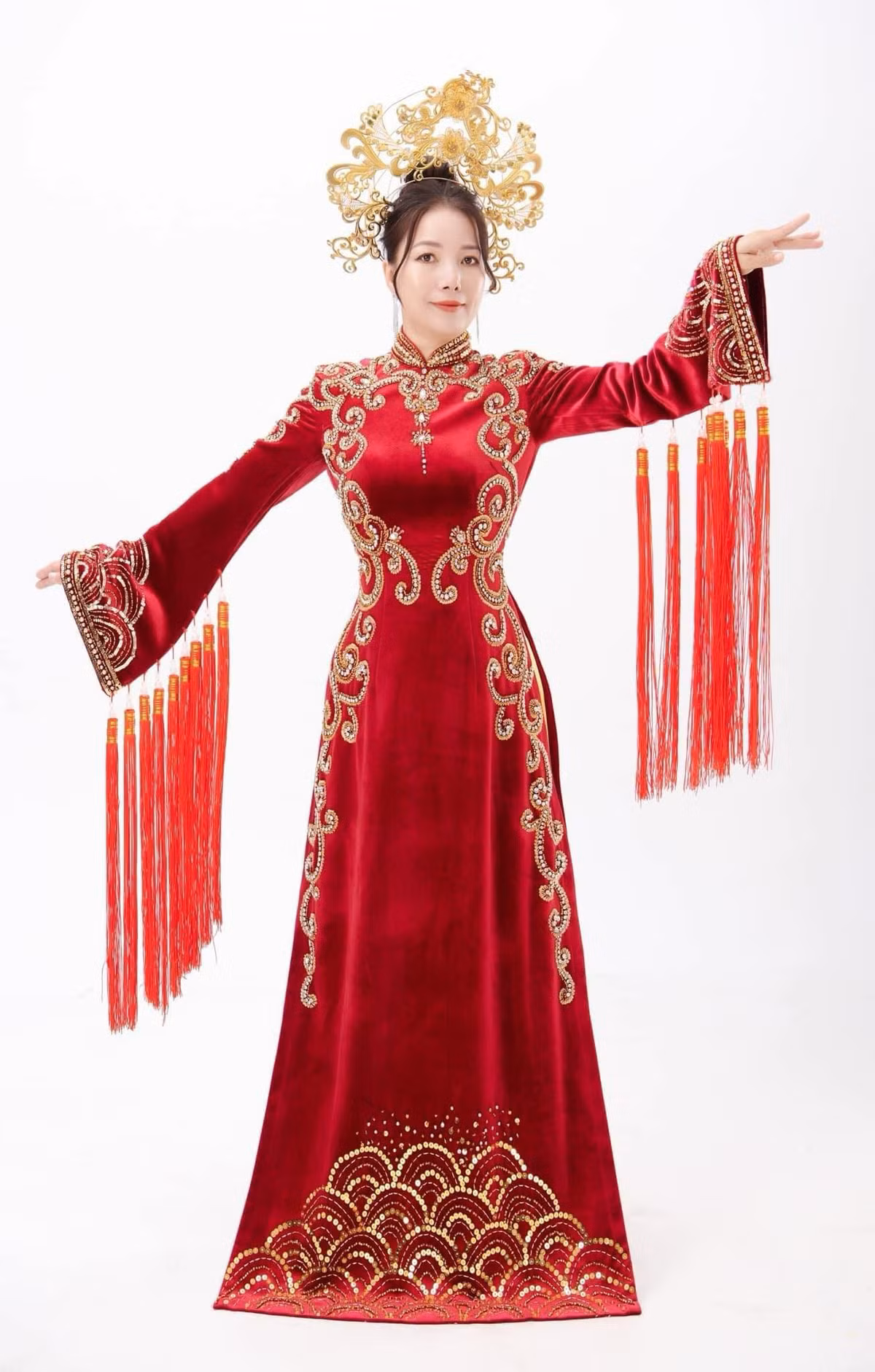 Đến với cuộc thi này, người đẹp Minh Huệ đã toả sáng tại phần thi ứng xử với màn thể hiện tiếng Anh lưu loát.