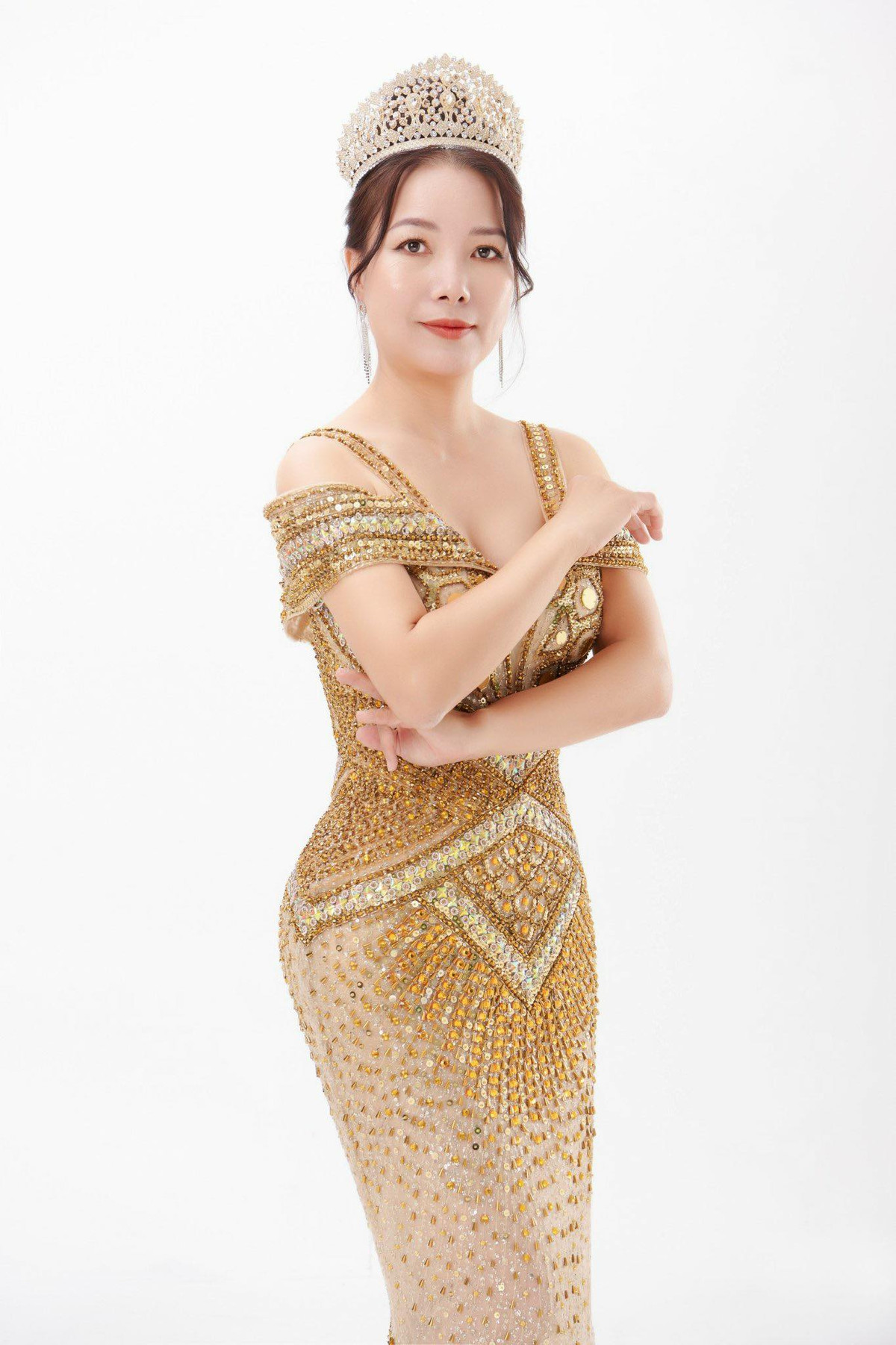 "Đến với cuộc thi tôi luôn giữ tâm trạng thoải mái, tích cực và cố gắng hết sức mình để nhan sắc người phụ nữ Việt Nam được toả sáng”, người đẹp Minh Huệ nói thêm.