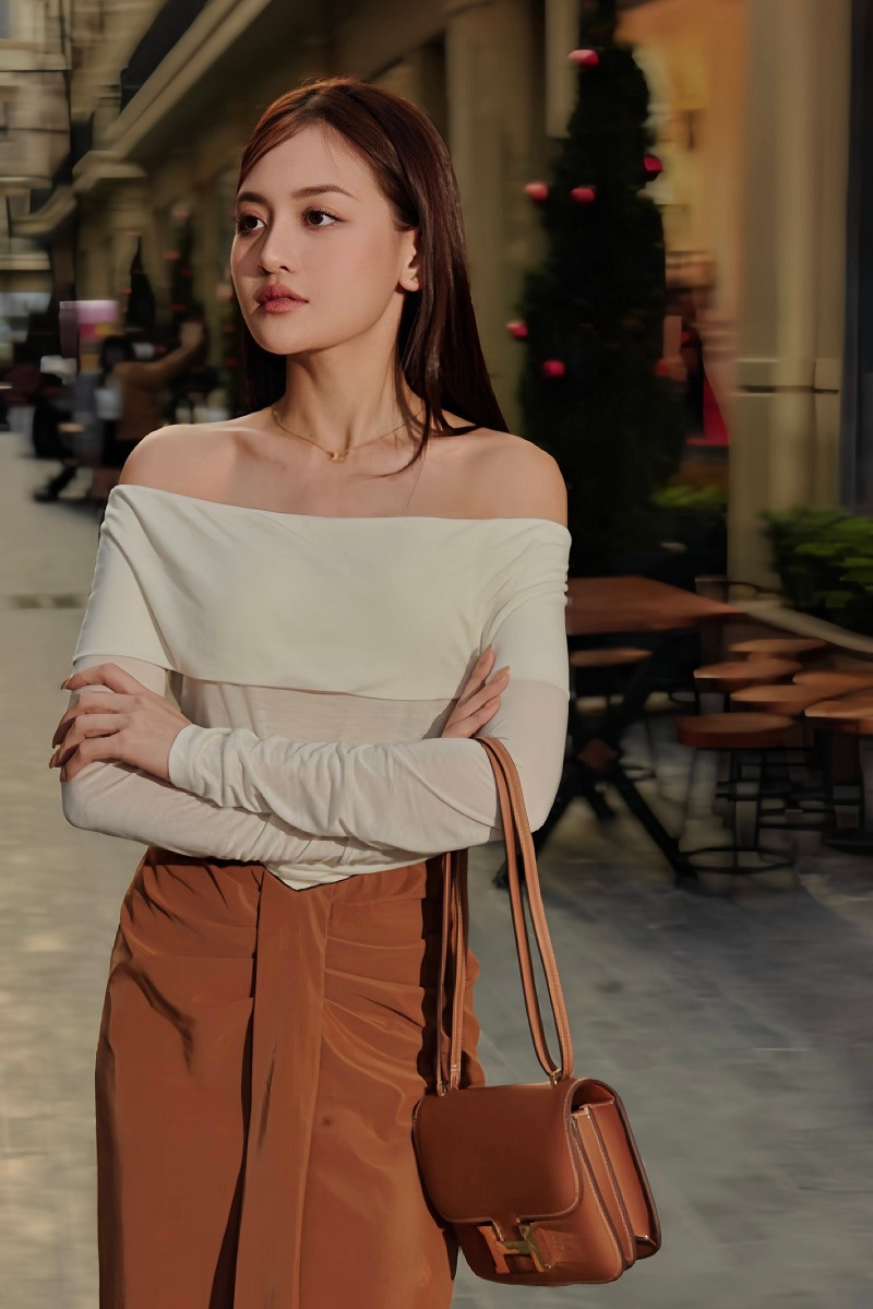 Vì lịch quay Chúng ta của 8 năm sau khá dày đặc nên vài tháng qua, Thùy Anh chuyển ra Hà Nội sinh sống và làm việc. Thi thoảng, khi có lịch trình ghi hình gameshow hoặc dự sự kiện tại TP HCM, nữ diễn viên lại xin phép đoàn phim để bay vào Sài Gòn chạy show. Hiện tại, cô mới hoàn thành được 50% phân cảnh của nhân vật Như Ý và dự kiến sẽ ghi hình đến gần Tết âm lịch.