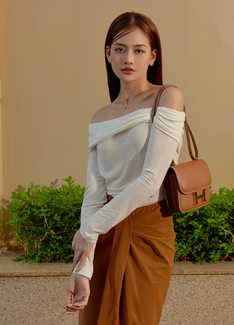 Cũng giống như vai Như Ý trên màn ảnh nhỏ, trong bộ ảnh mới thực hiện trong ngày đông có nắng ấm của Hà Nội, Thùy Anh có dịp khoe nhan sắc và body “thăng hạng" trong những bộ cánh thời thượng. Với thân hình thon thả nhờ chế độ tập gym, boxing và ăn uống theo chế độ khoa học, nữ diễn viên dễ dàng chinh phục được mọi items thời trang, từ váy áo bó sát body đến đồ cut-out hở eo thon.