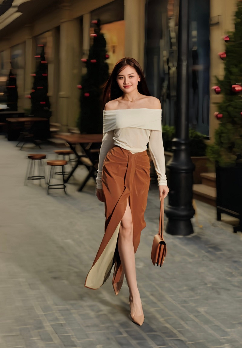 Các thiết kế áo sơ mi, áo trễ vai được Thùy Anh mix đa dạng với đủ loại chân váy, toát lên vẻ thanh lịch và phù hợp với nhiều hoàn cảnh, từ công sở đến dạo phố, dự tiệc cocktail. Các mẫu váy chữ A dáng ngắn hoặc dạ hội, nữ diễn viên chú trọng cách make-up và chọn phụ kiện phù hợp để không quá phô trương về ngoại hình nhưng vẫn cuốn hút mọi ánh nhìn.