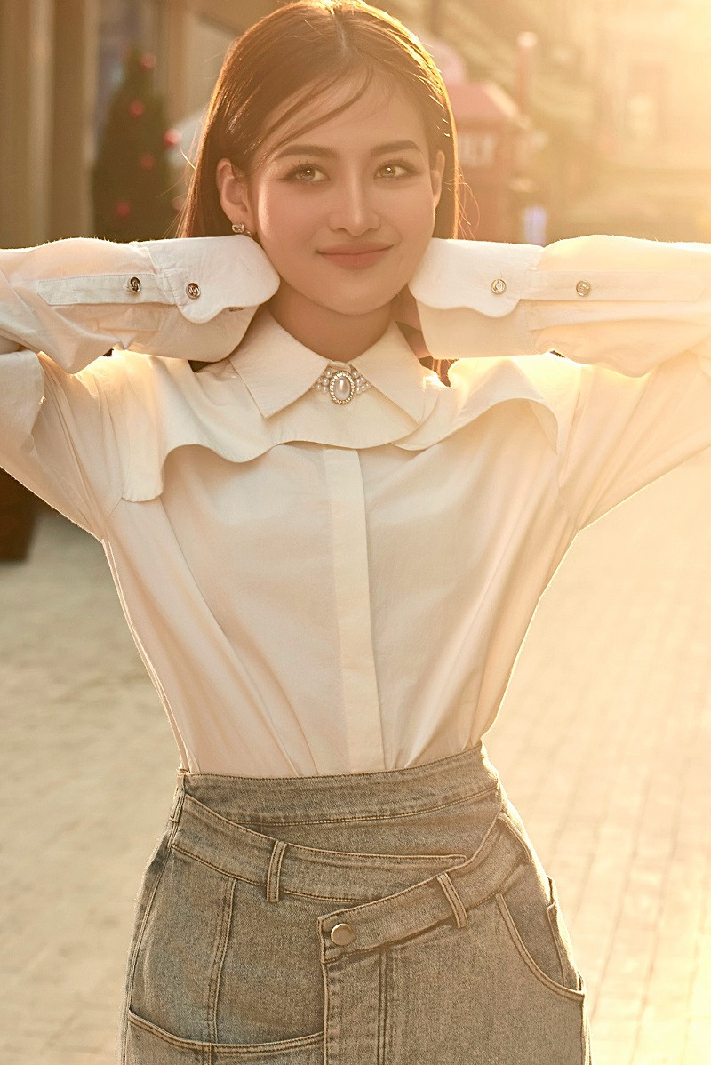 Về trang phục của Như Ý, Thùy Anh không nhờ đến bất cứ stylist nào mà tự mình chọn từng bộ váy áo cho nhân vật. Cô lựa chọn phong cách công sở của nữ tổng tài và nhờ các brand local hỗ trợ.