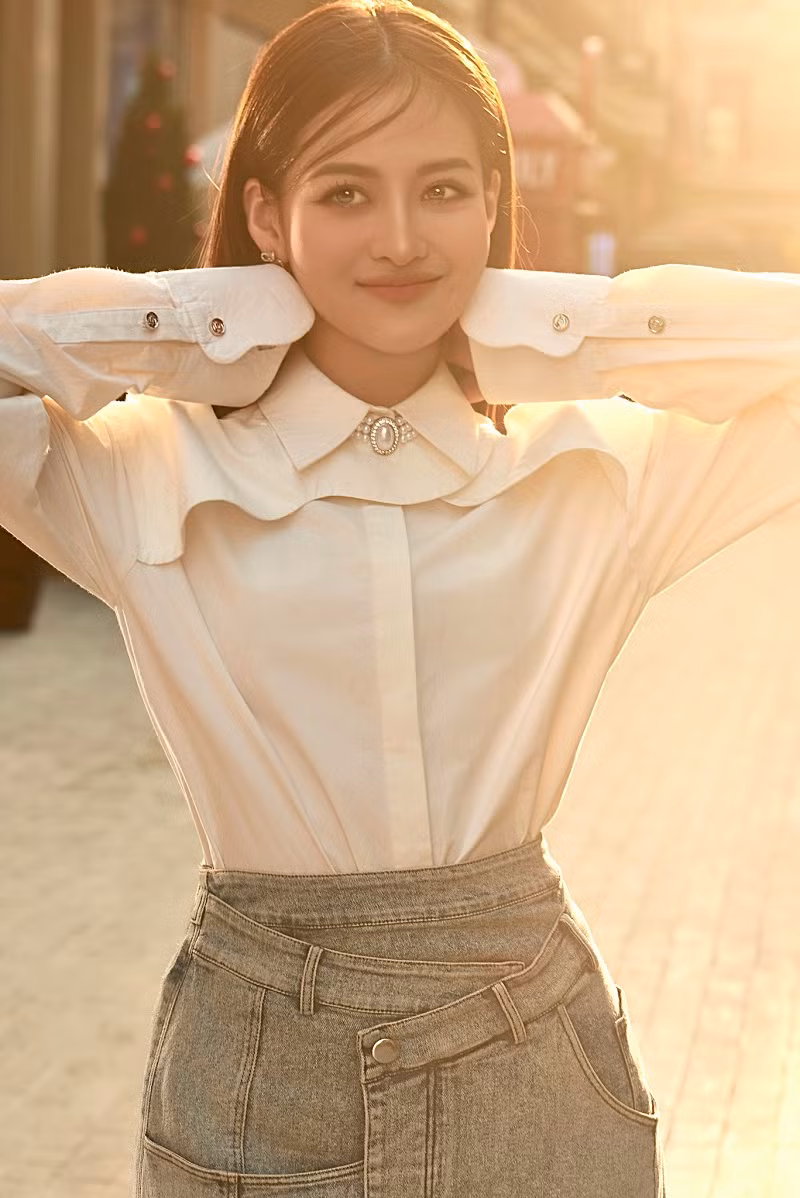 Về trang phục của Như Ý, Thùy Anh không nhờ đến bất cứ stylist nào mà tự mình chọn từng bộ váy áo cho nhân vật. Cô lựa chọn phong cách công sở của nữ tổng tài và nhờ các brand local hỗ trợ.