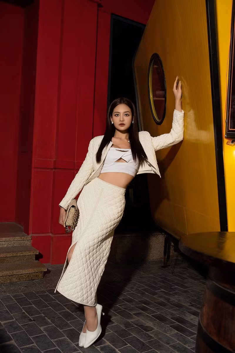 Ngoài việc tìm tòi cách thể hiện, Thùy Anh còn “đầu tư" tạo hình nhân vật với mái tóc thẳng bổ ngôi giữa cùng phong cách ăn mặc sành điệu theo trend “quiet luxury” nhằm lột tả được sự thành đạt của Như Ý. Ban đầu, người đẹp sinh năm 1995 băn khoăn trong việc chọn kiểu tóc cho nhân vật. Trong một lần đạo diễn Bùi Tiến Huy (đạo diễn Chúng ta của 8 năm sau) hẹn gặp để bàn bạc về phim, cô để tóc thẳng tự nhiên và được vị đạo diễn khen ngợi. Chính vì vậy, Thùy Anh quyết định giữ nguyên kiểu tóc ở ngoài đời lên màn ảnh.