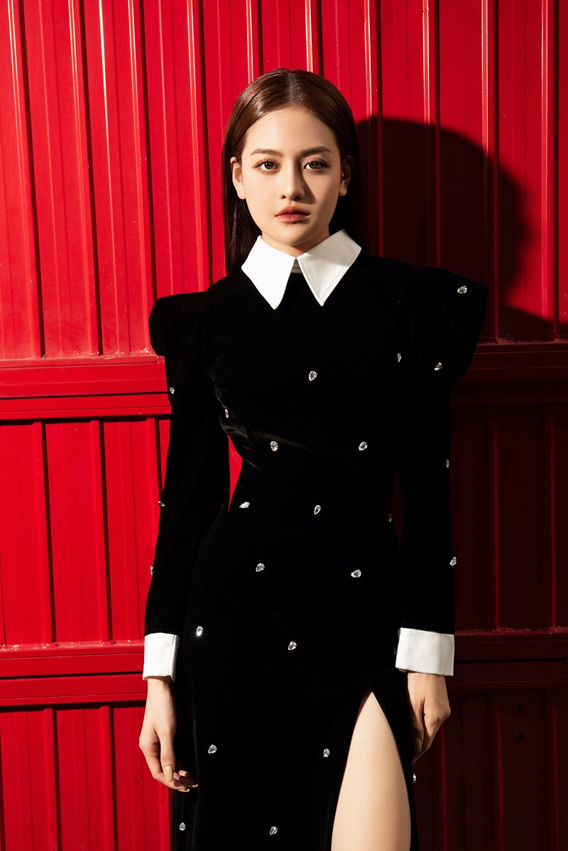 Bộ phim Chúng ta của 8 năm sau từ khi lên sóng đã gây sốt trên màn ảnh VTV. Với phần 2 của tác phẩm về thời điểm trưởng thành, dàn diễn viên thời thanh xuân (Hoàng Hà, Quốc Anh, Trần Nghĩa, Hoàng Huyền) được thay thế bằng các gương mặt quen thuộc Huyền Lizzie, Mạnh Trường, B Trần, Quỳnh Kool… Một số nhân vật mới cũng xuất hiện, trong đó có Như Ý (Thùy Anh đóng), bác sĩ Tuấn (Đức Hiếu đóng) tạo sự tò mò cho người xem, bởi họ sẽ trở thành những “rào cản” trong quá trình tái hợp của cặp chính Dương - Lâm.