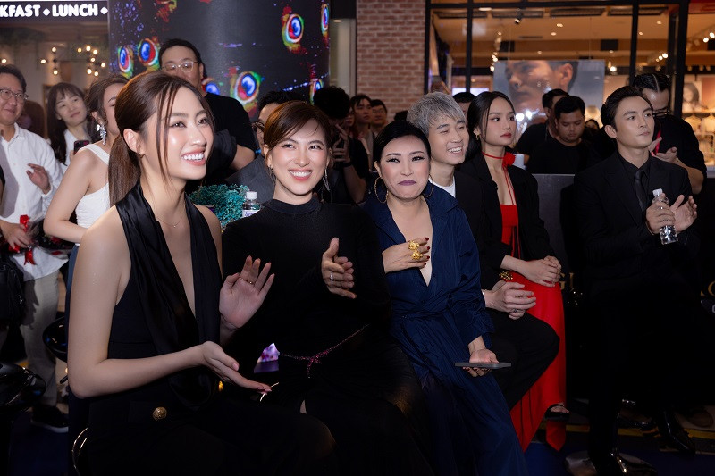 Trong khi đó, ca sĩ Phương Thanh - người tiếp xúc với Lương Thùy Linh rất nhiều ở phim trường chia sẻ: “Tôi rất lo khi Lương Thùy Linh, Karik lần đầu đóng phim nhưng cuối cùng các em cũng thể hiện rất tốt”.