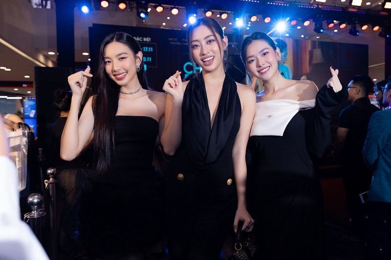  Hoa hậu Thùy Tiên cũng góp mặt để chúc mừng Lương Thùy Linh và ê-kíp phim. Nàng hậu xinh đẹp rạng rỡ đọ sắc hai mỹ nhân Vbiz. Mới nhất, Thùy Tiên đã thắng kiện Đặng Thùy Trang trong vụ kiện tụng ồn ào kéo dài suốt thời gian qua.