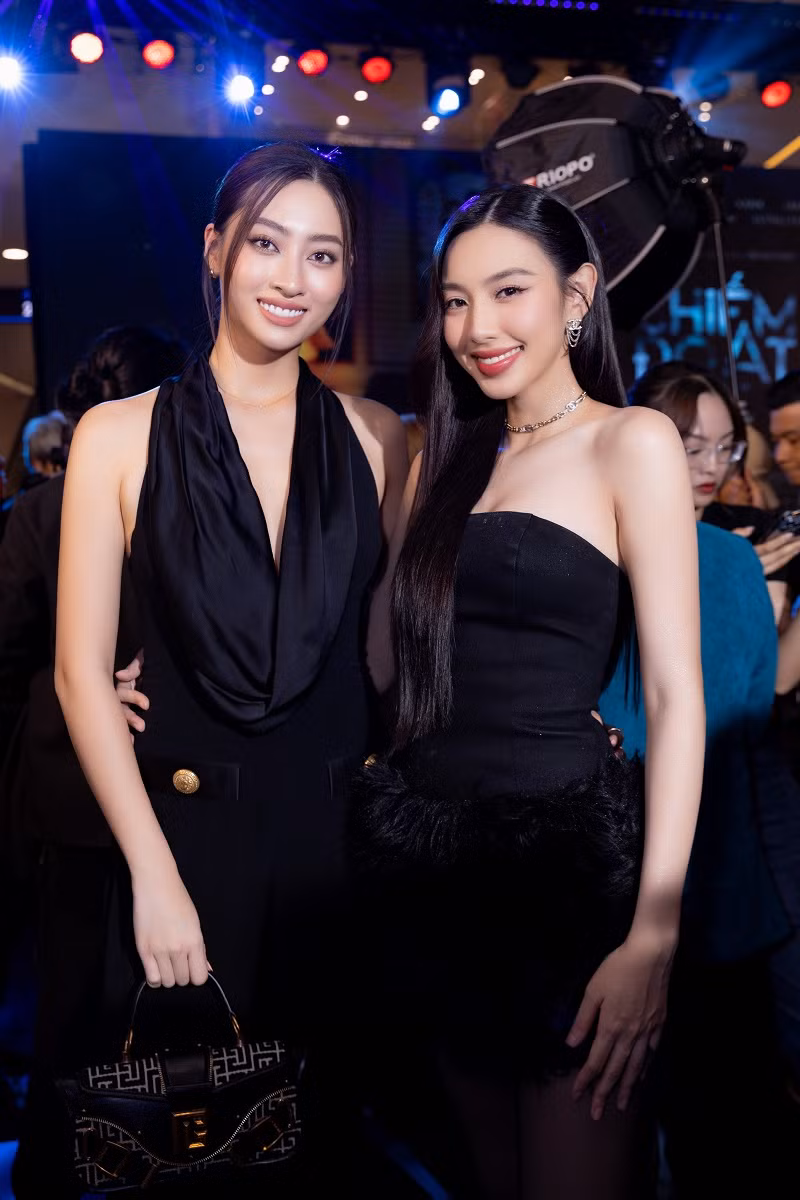 Tối 14/11, ê-kíp phim Chiếm đoạt đã có buổi ra mắt phim hoành tráng. Xuất hiện tại sự kiện, Hoa hậu Lương Thùy Linh diện cây đen sang trọng, quyến rũ.