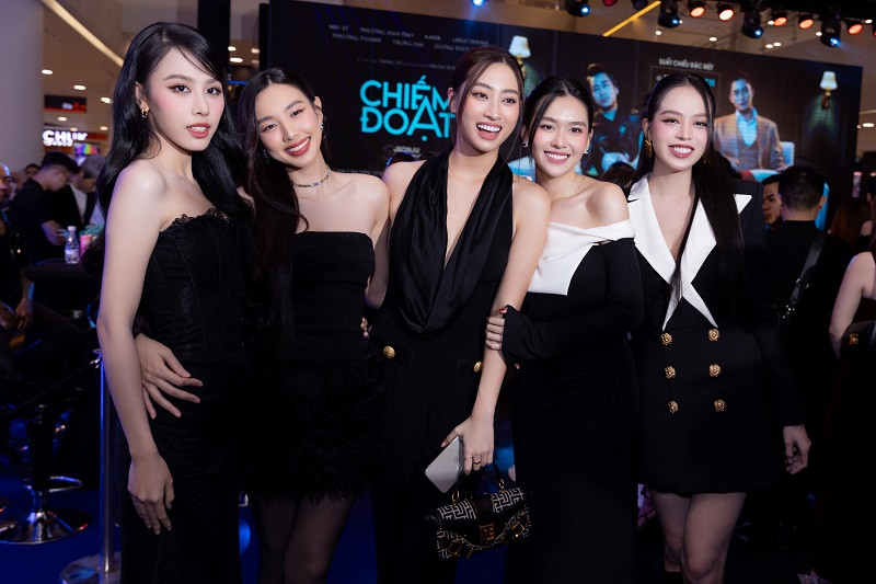 Cùng với Thùy Tiên, Á hậu Tường San, Hoa hậu Thanh Thủy, Á hậu Ngọc Hằng cũng có mặt tại buổi ra mắt phim để ủng hộ Lương Thùy Linh.