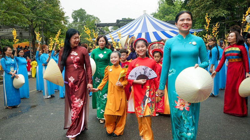 Đặc biệt, với tư cách Miss Tourism Queen Worldwide Junior Ambassadress - Hoa hậu Du lịch nhí Thế giới 2023, Jenny Bảo Ngọc vinh dự được nắm tay bà Hà Thị Nga - Ủy viên TƯ Đảng, Chủ tịch Hội Liên hiệp phụ nữ Việt Nam trong buổi diễu hành.