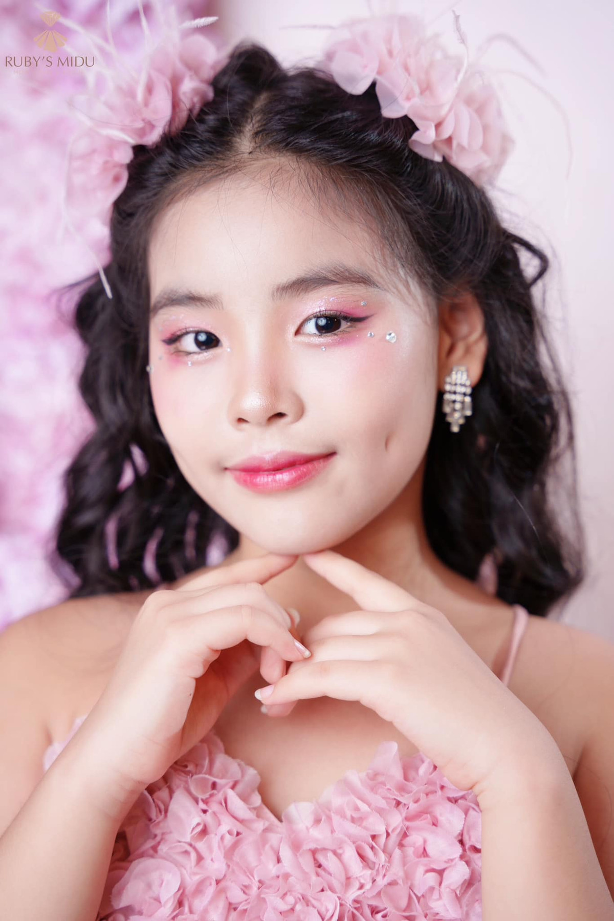 Jenny Bảo Ngọc tên thật là Phan Bảo Ngọc, sinh năm 2013, hiện là học sinh của Trường Tiểu học Newton Goldmark (Hà Nội).