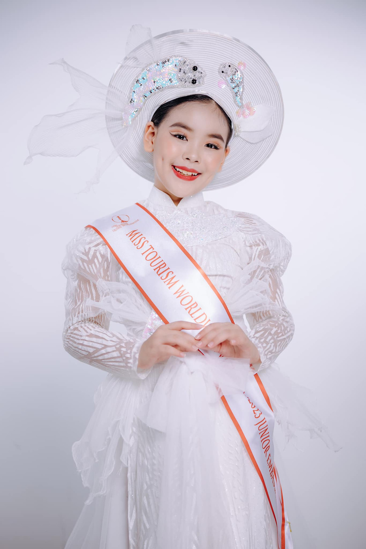 Từ nhỏ, Bảo Ngọc đã được mẹ giảng giải về nét đẹp và tầm quan trọng của áo dài. Nàng hậu nhí cũng rất yêu thích tà áo truyền thống duyên dáng và thường xuyên diện áo dài trong nhiều dịp quan trọng.