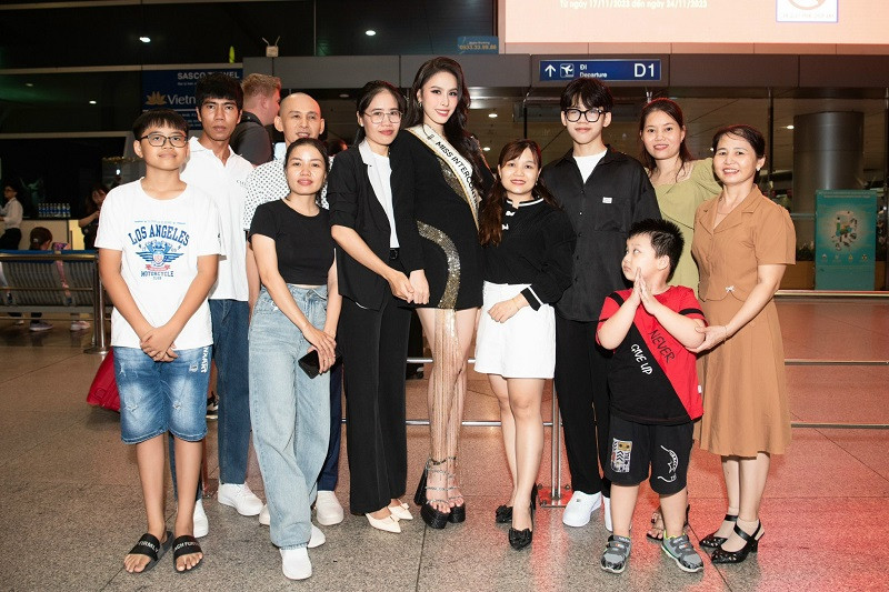 Đại diện Việt Nam bày tỏ niềm hạnh phúc trong vòng tay yêu thương của gia đình, người hâm mộ. Mặc dù có chút xúc động rơi lệ nhưng Á hậu Lê Nguyễn Ngọc Hằng vẫn rất mạnh mẽ tiếp tục hành trình đến với đấu trường Miss Intercontinental.