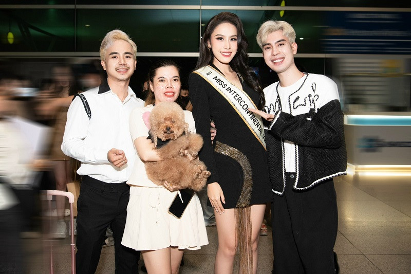 Tại sân bay, Ngọc Hằng chọn cho mình thiết kế mang tông đen vô cùng thanh lịch nhưng không kém phần quyến rũ, khoe vóc dáng thanh mảnh cùng đôi chân thon dài. Cô nàng vô cùng tự hào khi đeo trên mình dải sash Miss Intercontinental Vietnam 2023, thể hiện tinh thần sẵn sàng chinh phục vương miện quốc tế.