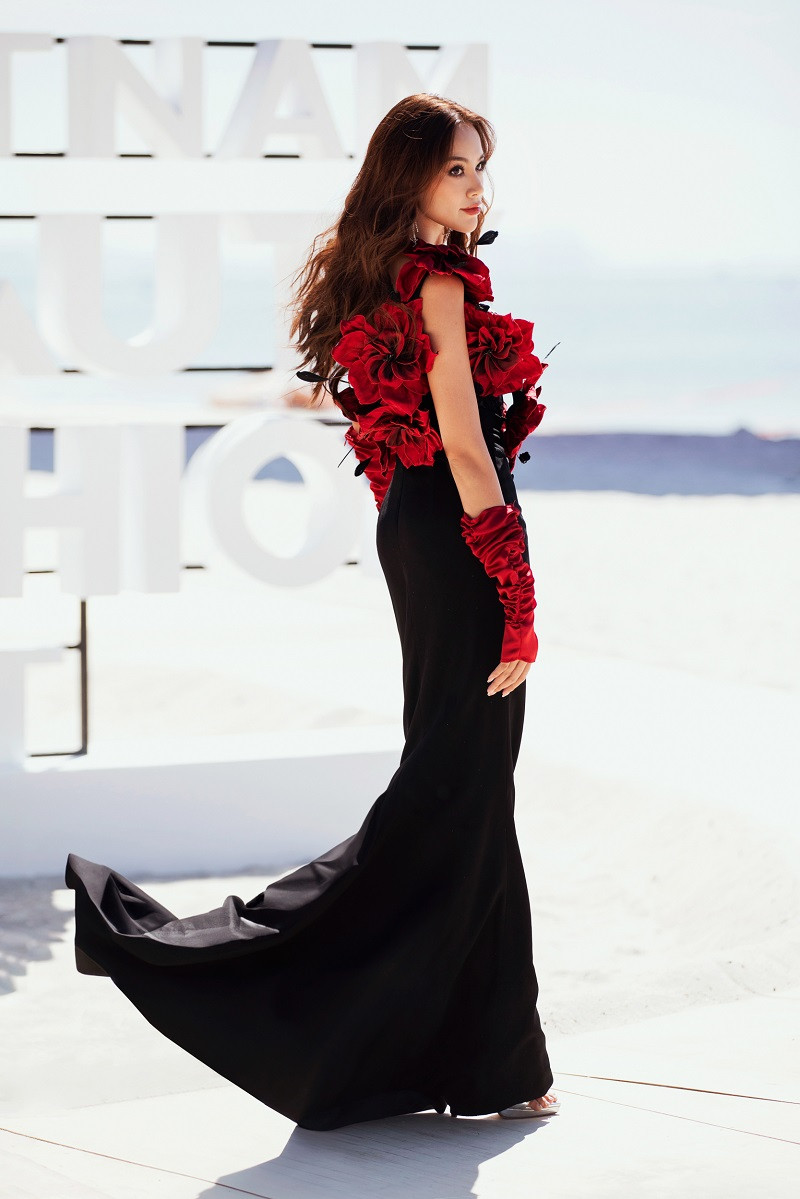 Sáng 9/10, show diễn thời trang Vietnam Beauty Fashion Fest 6 đã diễn ra với sự góp mặt của Lê Hoàng Phương và dàn thí sinh Miss Grand International 2023 - Hoa hậu Hòa bình Quốc tế 2023 đến từ hơn 70 quốc gia.