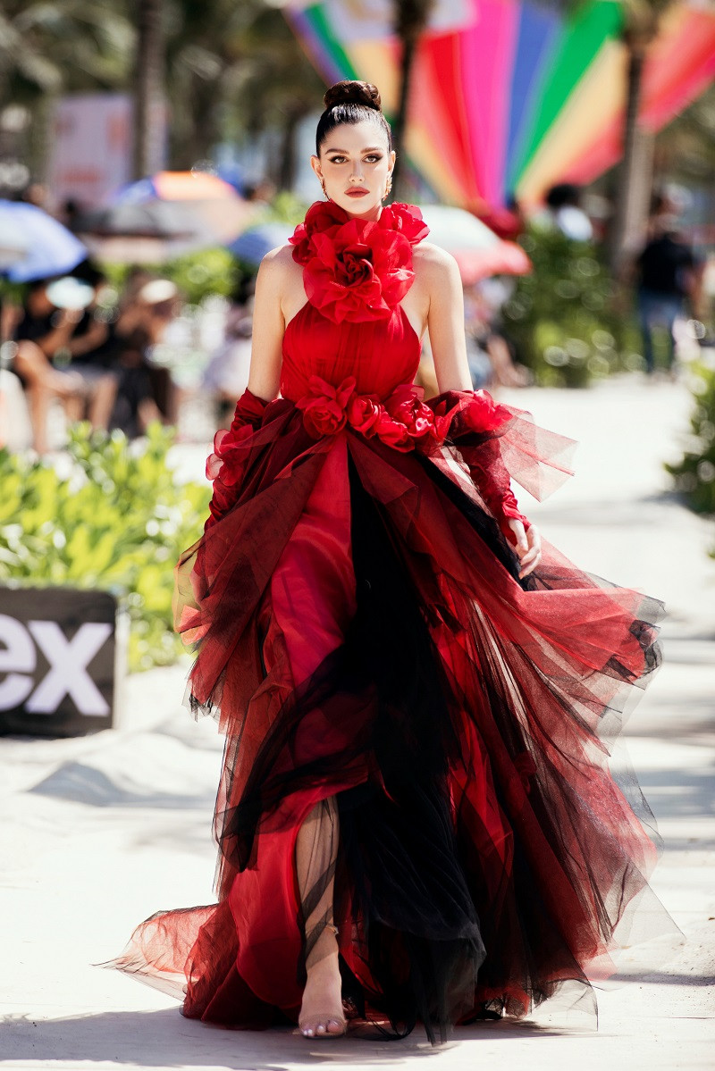 Đương kim Hoa hậu Hòa bình Quốc tế Isabella Menin cũng góp mặt trên sàn catwalk cùng các thí sinh.