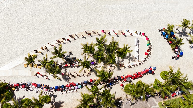 Sau show diễn, đạo diễn Hoàng Nhật Nam chia sẻ, anh vui và hạnh phúc khi nghe thí sinh quốc tế nói yêu thích Hạ Long, bất ngờ khi được diễn ở thắng cảnh được mệnh danh là một trong 7 kỳ quan thiên nhiên mới của thế giới.