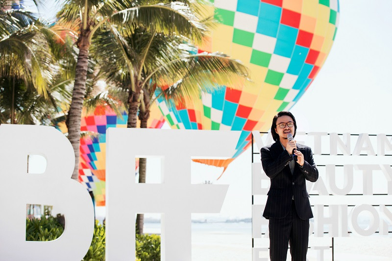 Điểm đặc biệt của VBFF 6 tại Hạ Long là show diễn tổ chức lúc 9h30 sáng, hoàn toàn khác biệt so với những đêm diễn trước. “Lúc chọn thời điểm tổ chức show thời trang là 9h30 sáng, chúng tôi quan ngại trước ánh nắng, sự gay gắt của tiết trời, nhưng đây là khung giờ tuyệt vời cho khán giả khắp nơi trên thế giới, mọi châu lục có thể xem được”, anh nói.