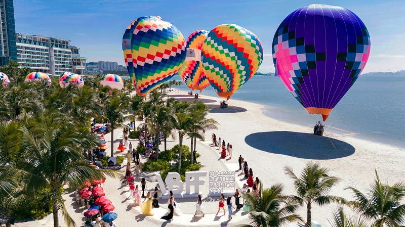 Ngoài ra, đạo diễn Hoàng Nhật Nam nói đây là chiến lược của ê-kíp Việt Nam. Chương trình tổ chức buổi sáng nhằm tối ưu hóa lượng người xem trên livestream. Trong không khí buổi sáng, mọi thứ tươi mới, lượng gió được tính toán để khinh khí cầu bay bổng, làm phông nền tuyệt vời cho show diễn.