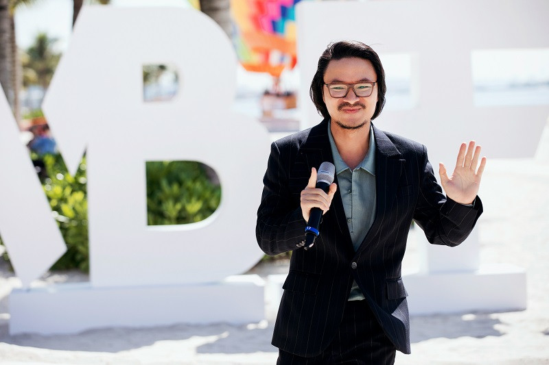 “Khi đưa ra ý tưởng cùng ban tổ chức, tôi cố ý chọn danh thắng, đi qua những miền di sản, đó là điều tự hào. Tôi muốn nhờ 70 thí sinh từ khắp nơi trên thế giới trở thành đại sứ du lịch, cùng ê-kíp Việt Nam quảng bá du lịch. Tại Hạ Long, không chỉ diễn ở bãi biển, chúng tôi cho thí sinh trải nghiệm du thuyền, giúp cho ai đến đây cũng không thể nào quên được Hạ Long tuyệt đẹp”, đạo diễn Hoàng Nhật Nam chia sẻ.