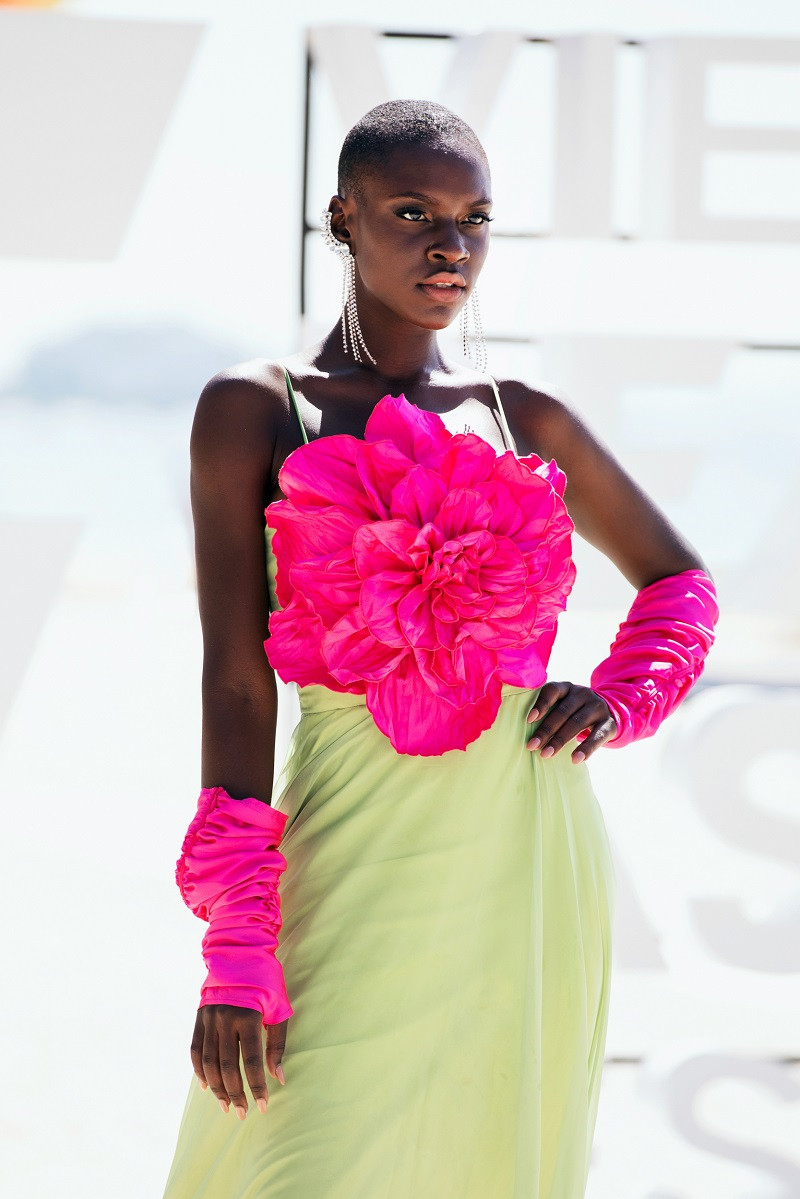 Show thời trang kéo dài một tiếng, ngắn gọn nhưng ấn tượng, khác biệt. Các hoa hậu xuất hiện trên đường băng với hình ảnh chỉn chu, thể hiện khả năng catwalk.