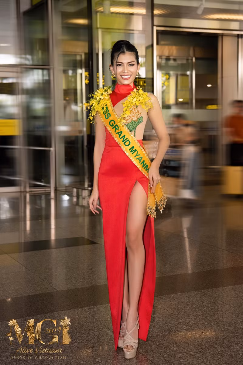Miss Grand Myanmar tạo ấn tượng khi diện trang phục đính kết thêm hình dáng hoa sen như một cách thể hiện sự tôn trọng dành cho đất nước đăng cai tổ chức Miss Grand International năm nay.