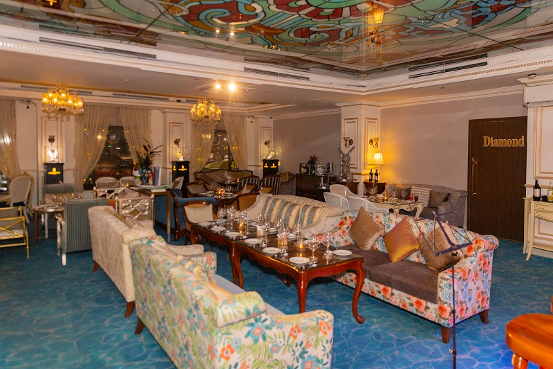 Lý Nhã Kỳ đã cho trang trí buổi tiệc bằng cây thông giáng sinh lung linh cùng nhiều hoa tươi và ẩm thực đặc sắc để gây ấn tượng với các khách mời. Trong ảnh là một góc không gian buổi tiệc của Lý Nhã Kỳ.