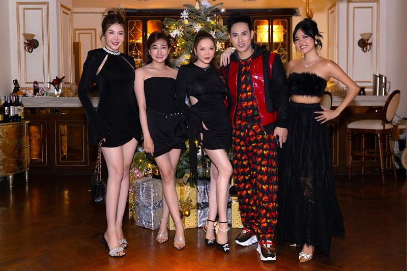 Xúc động đón Giáng sinh cùng bạn bè thân thiết bao gồm Nguyên Vũ, Phương Lan, Lan Khuê, Mai Tiến Dũng, Thảo Trang, Bùi Duy Ngọc, Lý Nhã Kỳ cho biết vô cùng trân quý khoảnh khắc này.