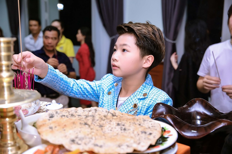 Danh ca Ngọc Sơn cũng đã dìu dắt, dạy bảo rất nhiều cho Phong Thiên từ cuộc sống cho tới nghệ thuật, cách hát, phong thái cử chỉ, bản lĩnh sân khấu.