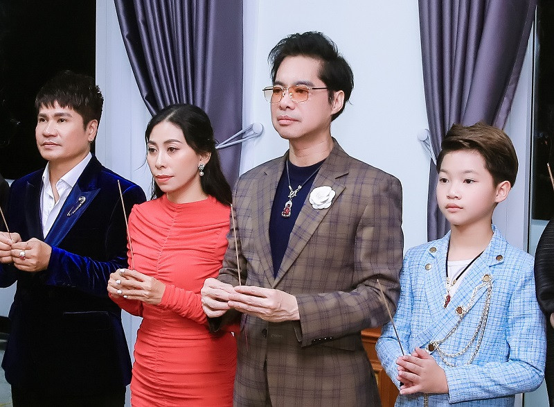 Bởi vậy, nhiều người đồn đoán có lẽ đây chính là con trai mà Ngọc Sơn giấu kín bấy lâu. Nhân dịp này anh mới đưa con trai về để ra mắt tổ tiên, bà con họ hàng.