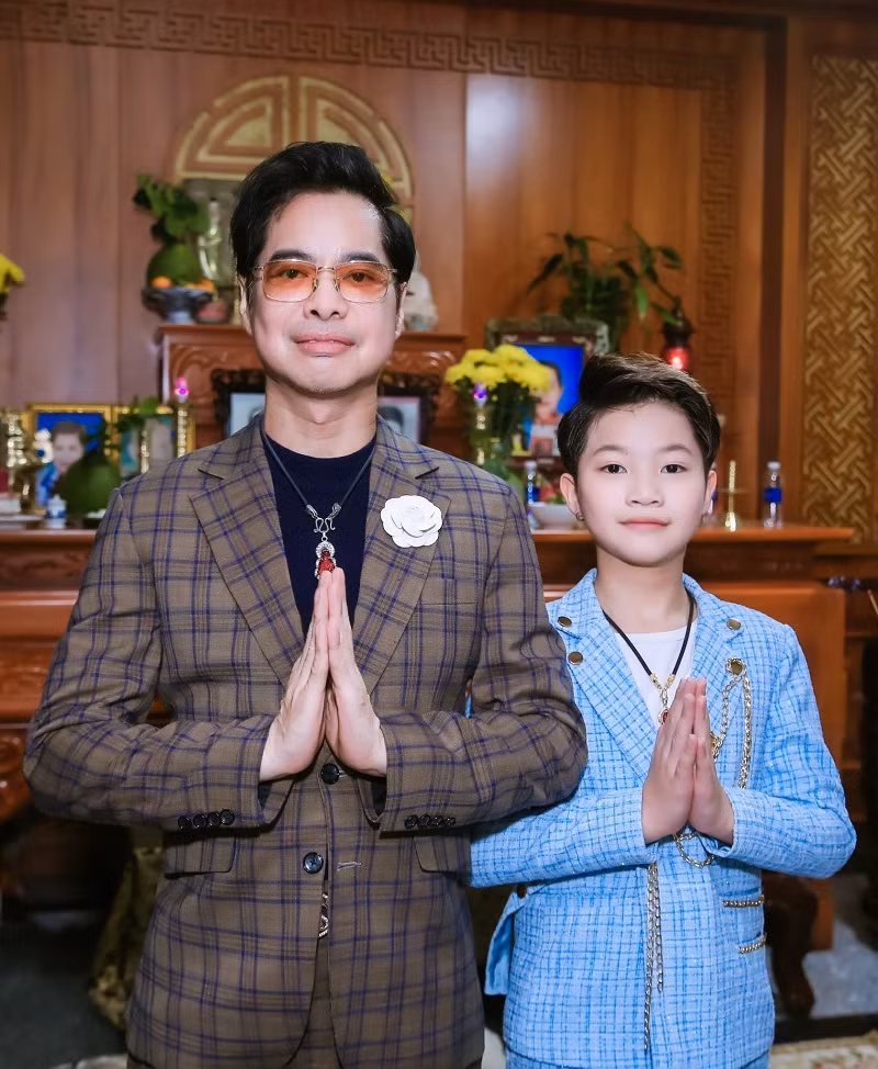 Đáng chú ý, trong lễ khánh thành nhà từ đường, nhiều bà con có mặt nhận thấy sự xuất hiện của một cậu bé điển trai, có nhiều nét tương đồng với Ngọc Sơn từ ngoại hình cho tới phong thái, cử chỉ, được nam danh ca quan tâm, chăm sóc.