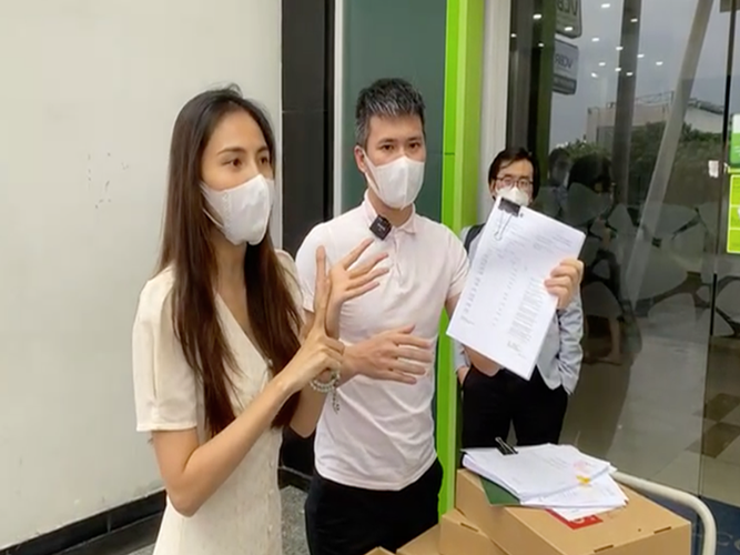 Trước đó, năm 2021, câu chuyện từ thiện miền Trung năm 2020 của Thủy Tiên vướng những ý kiến trái chiều. Để chứng minh bản thân trong sạch trước những lời đồn, Thủy Tiên ra ngân hàng sao kê. Sau đó, ồn ào từ thiện của Thủy Tiên bất ngờ được nhắc lại khi cư dân mạng lan truyền truyền clip cắt ghép việc nữ ca sĩ đếm thiếu tiền khi phát cho người dân, 6 tờ 500.000 đồng thành 5 triệu đồng. Ảnh: Dân Việt