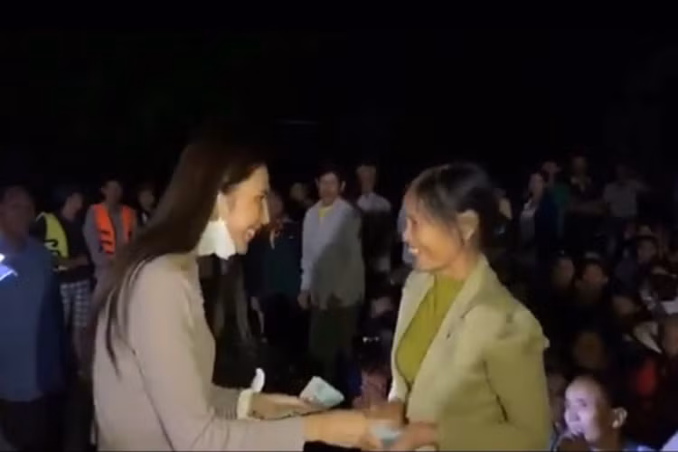 Thủy Tiên đã lên tiếng thừa nhận sơ sót khi đếm thiếu nhưng khẳng định đã bù tiền đủ cho bà con. Theo Dân trí, phía chính quyền địa phương tại Quảng Bình xác nhận việc người dân nhận thiếu tiền hỗ trợ từ Thủy Tiên do đếm nhầm nhưng ngay sau đó các hộ đều đã được bù đủ. Ảnh: Dân trí