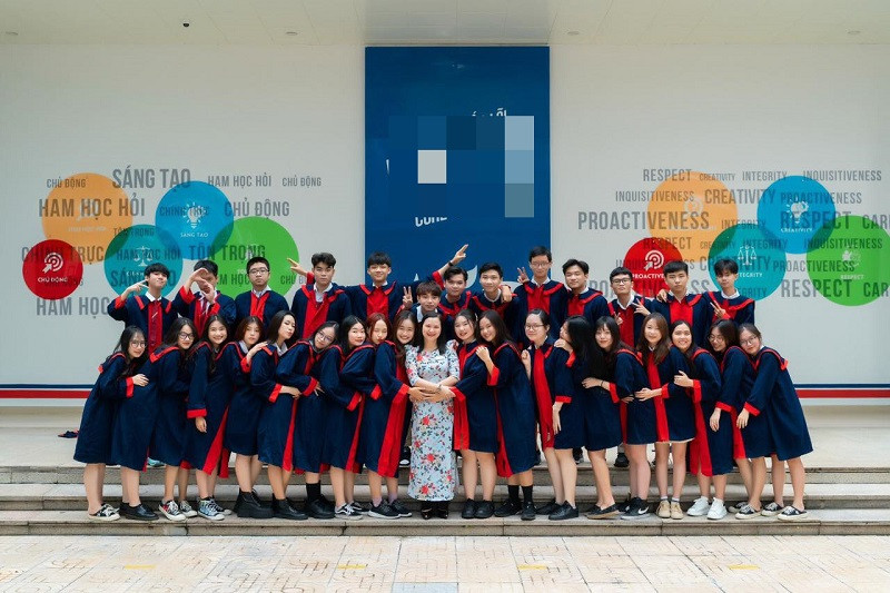 Hoa hau Nguyen Thanh Ha tri an thay co nhan ngay 20/11-Hinh-2