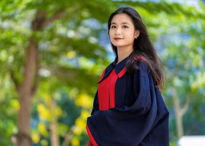 Hoa hau Nguyen Thanh Ha tri an thay co nhan ngay 20/11