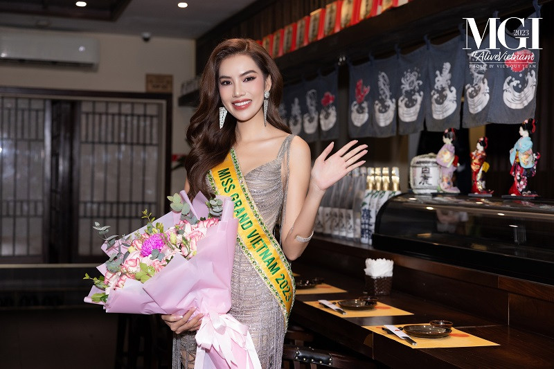 Miss Grand Vietnam giới thiệu bản thân là người mẫu, CEO công ty kiến trúc và sẽ học thạc sĩ sau khi kết thúc cuộc thi.