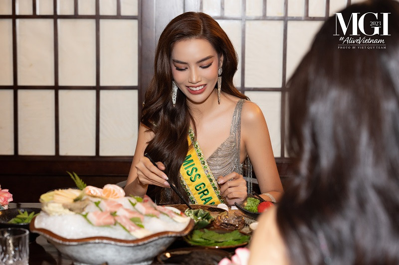 Đặc biệt, Lê Hoàng Phương còn quảng bá nét văn hóa, con người Việt Nam, giới thiệu những món ăn ngon nên thưởng thức khi các bạn bè quốc tế đến mảnh đất này.