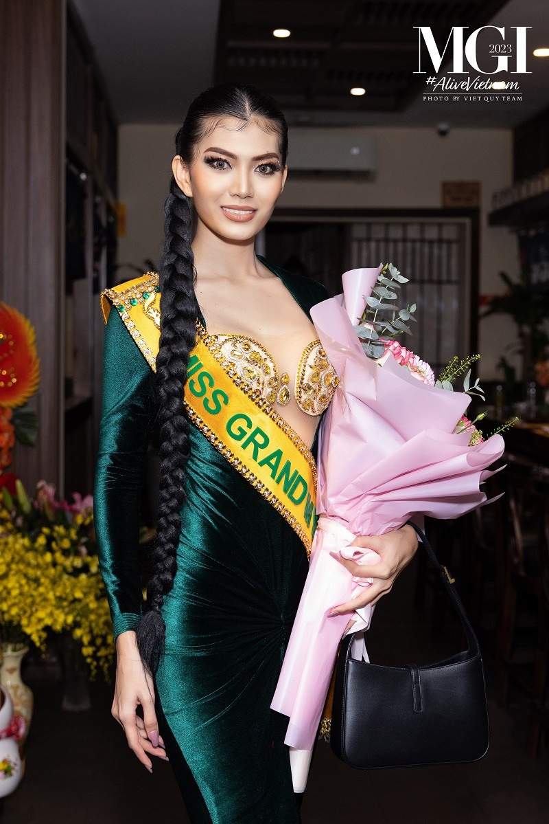 Miss Grand Myanmar là kiến trúc sư, người mẫu, cô bày tỏ sự hạnh phúc khi lần đầu tiên đại diện đến từ Myanmar xuất hiện tại bữa tiệc đặc biệt cùng ban tổ chức.
